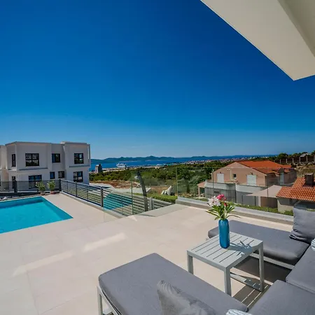 ヴィラ New Luxury 