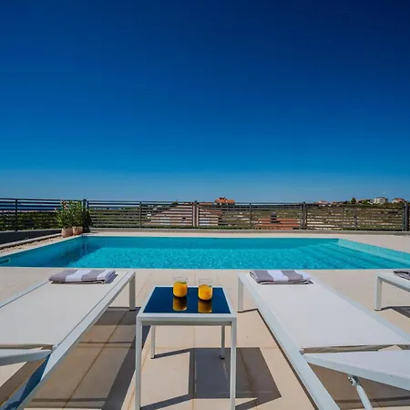 ヴィラ New Luxury 