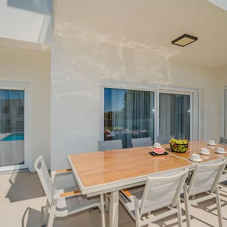 ヴィラ New Luxury 