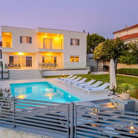 ヴィラ New Luxury 